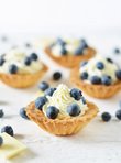 Crispy cupcakes with mascarpone, white chocolate and blueberries