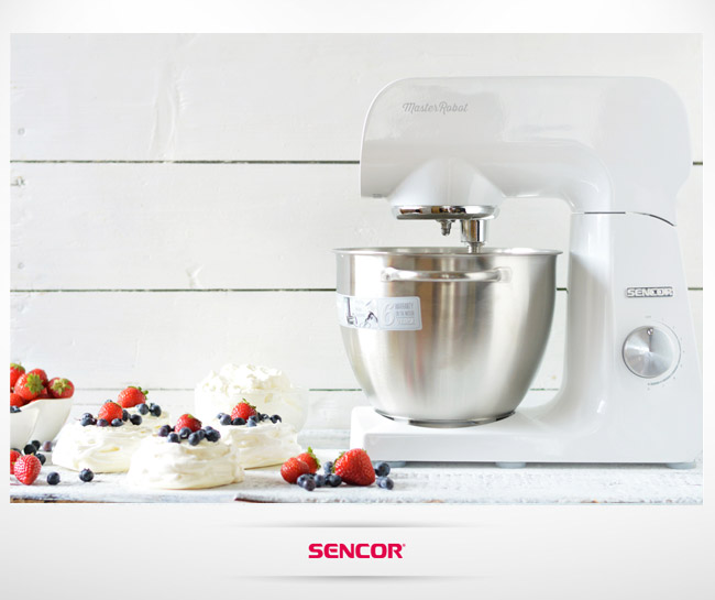 Gniazdka bezowe z bitą śmietaną i owocami